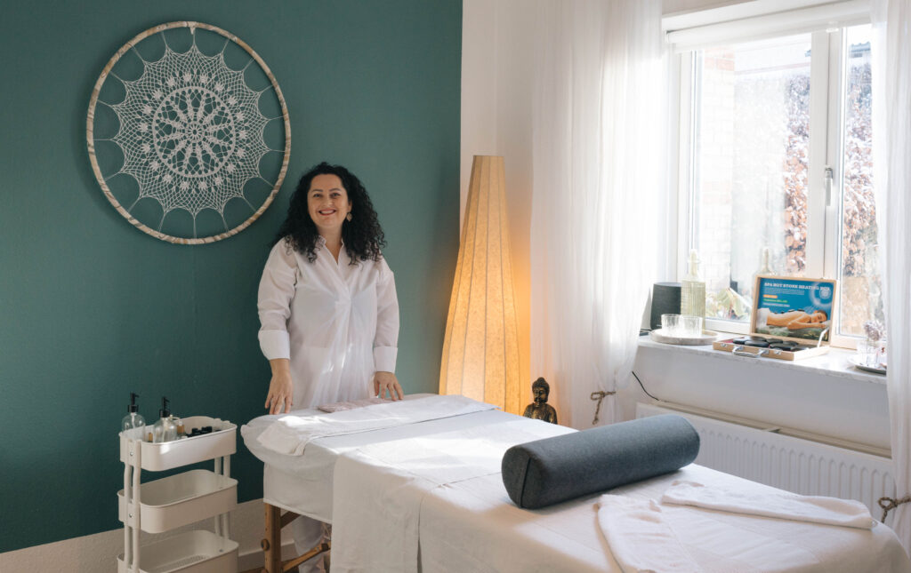 terapeut valeria heller står klar ved massage briks til massage healing